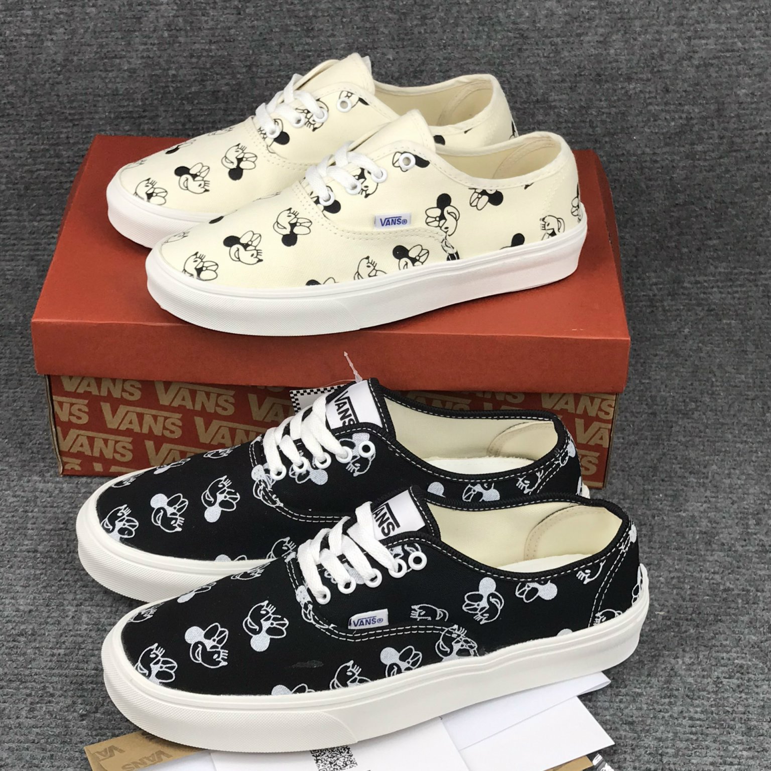 Van Mickey Trắng, Đen